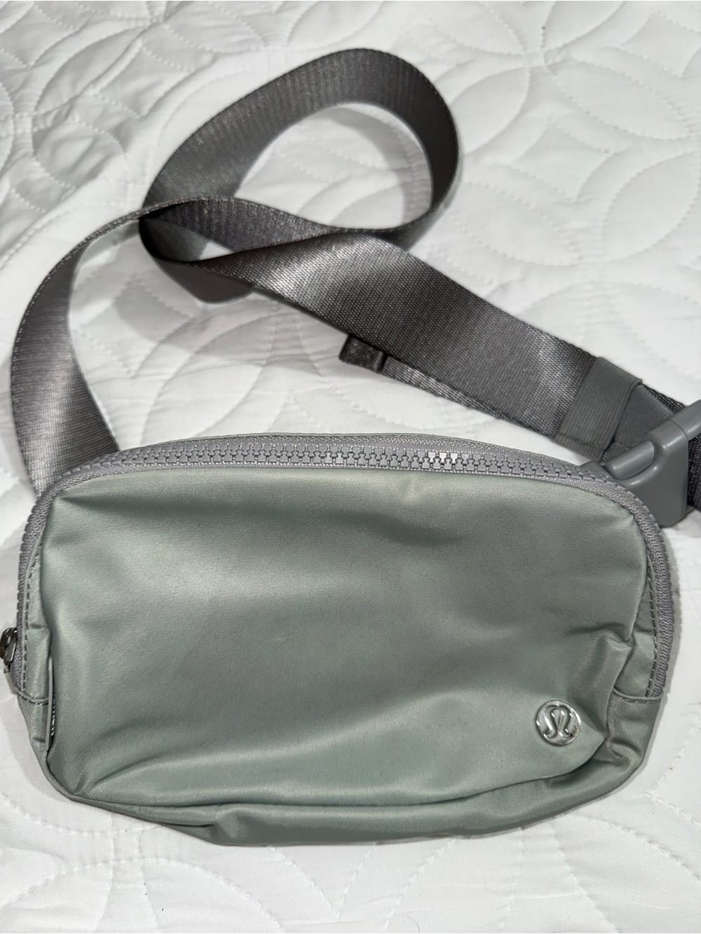 lululemon athletica Sage Green Men’s Crossbody Belt Bag with Gray Strap